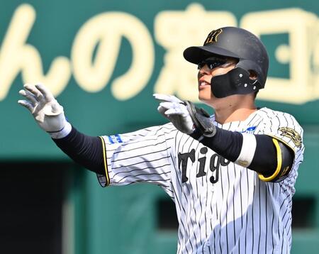 　４回、左越え２ランを放ち笑顔の原口（撮影・西田忠信）