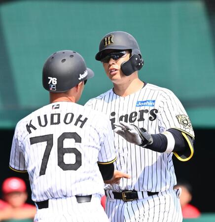 　４回、左越え２ランを放った原口（右）＝撮影・西田忠信