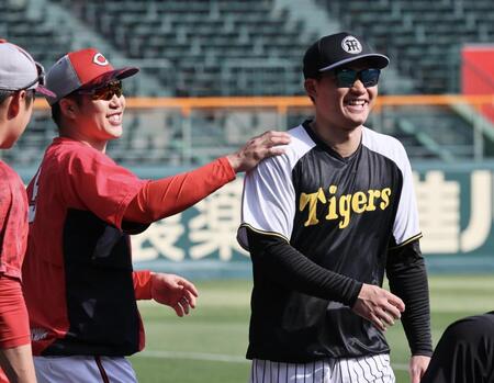 　小園と談笑する森下（撮影・田中太一）