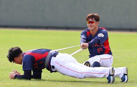 　森下（手前）のトレーニングを手伝う小園＝２０２４年１１月