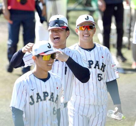 　小園（右）にいじられる森下＝２０２４年１１月