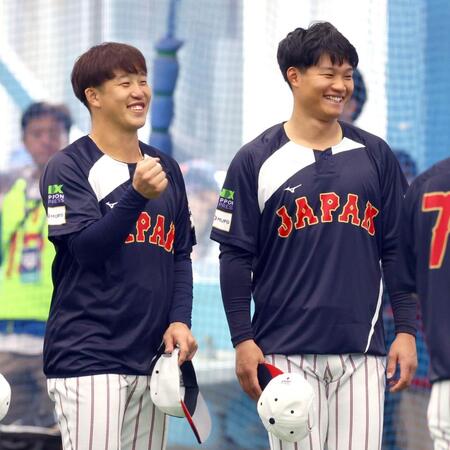 　練習前、円陣で笑顔を見せる小園（左）と森下＝２０２４年１０月