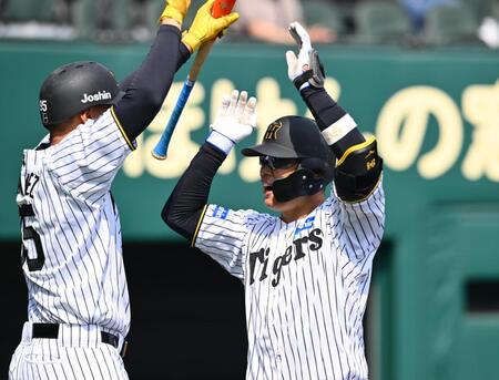 　４回、左越え２ランを放ち、ヘルナンデス（左）と喜ぶ原口（撮影・西田忠信）