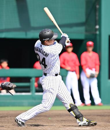 　４回、左越え２ランを放つ原口（撮影・西田忠信）