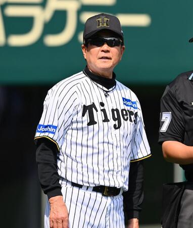 　４回を終え、投手交代を告げた平田２軍監督（撮影・西田忠信）