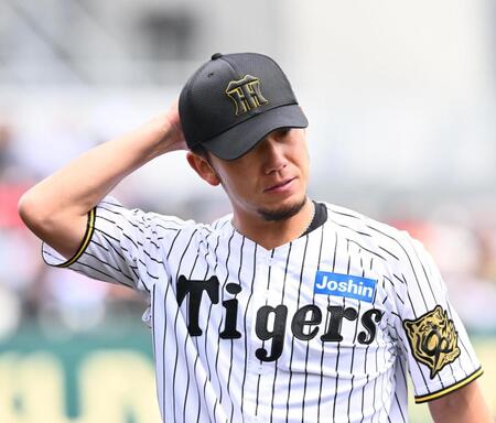 　２回を投げ終えベンチに戻る伊藤将（撮影・西田忠信）