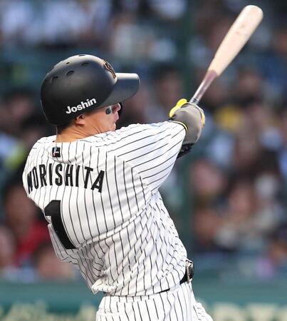 　１回、中前打を放つ森下（撮影・中田匡峻）