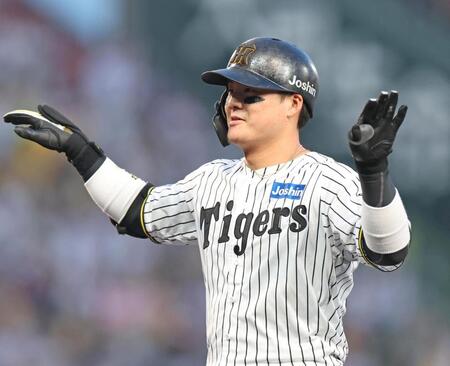 　１回、レフトへ先制の２点適時打を放ち、塁上でカモメポーズを見せる前川（撮影・中田匡峻）