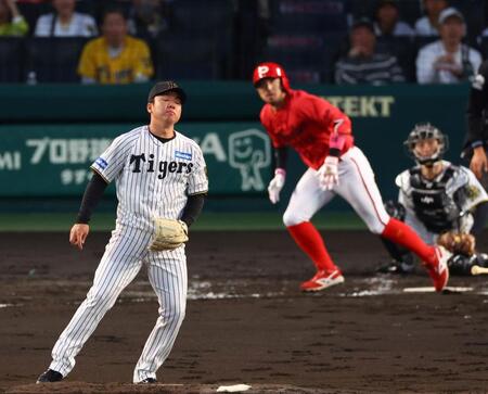 　２回、菊池に同点適時二塁打を許す村上（撮影・山口登）