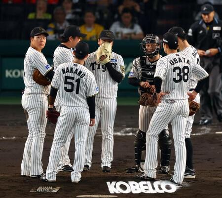 　２回、村上が満塁のピンチを迎え、マウンドに集まる阪神ナイン（撮影・山口登）