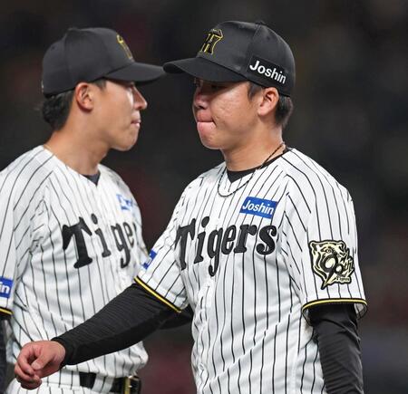 　２回に逆転を許し、厳しい表情でベンチに戻る村上。左は植田（撮影・中田匡峻）