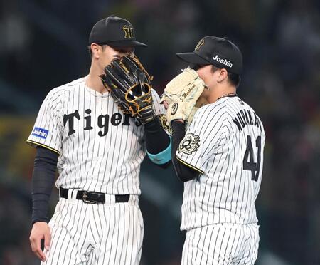 　３回、ボークを取られた村上（右）は佐藤輝から声をかけられる（撮影・中田匡峻）