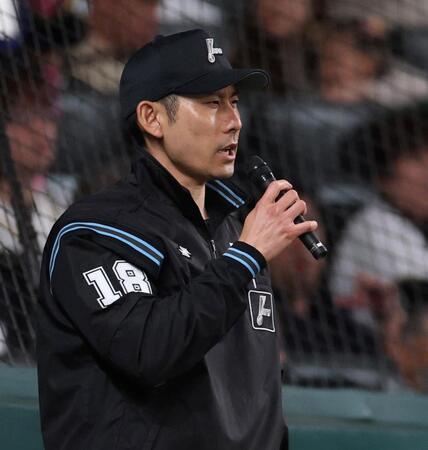 　３回、森下の打席で村上にボークがあったとマイクで説明する山村三塁審判（撮影・中田匡峻）