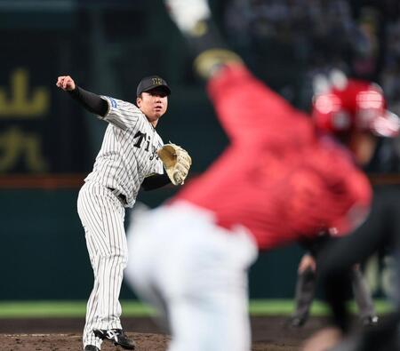 　２回、二俣（手前）にファウルで粘られ四球を出す村上（撮影・田中太一）