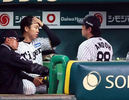 　４回、ベンチに戻った村上（中央）は安藤コーチと話しをする（撮影・山口登）