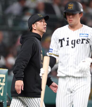 　４回の攻撃を終え、選手交代を告げに向かう藤川監督。右は村上に代わってネクストに入っていた楠本（撮影・中田匡峻）