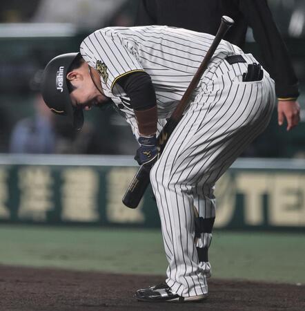 　２回、自打球を足に当てる中野（撮影・田中太一）