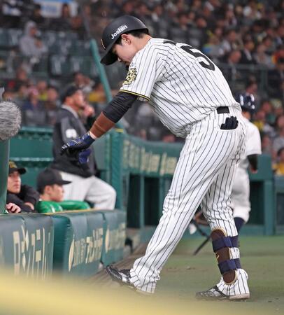 　２回、一ゴロに倒れた中野。打席中に自打球があり、足を痛そうにしながらベンチに戻る（撮影・中田匡峻）