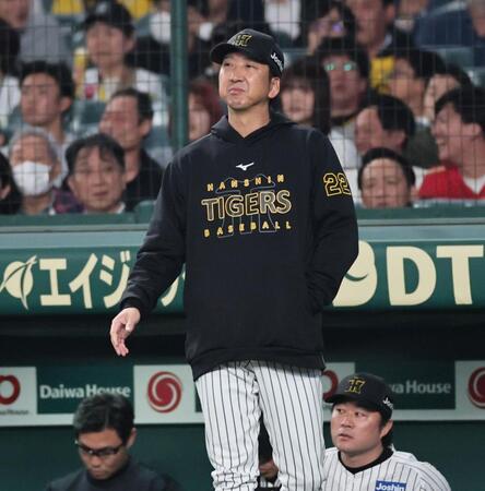 　３回、村上のボークでベンチから出る藤川監督（撮影・田中太一）
