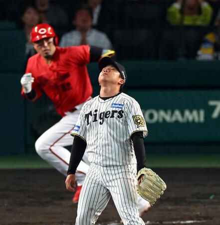 　２回、末包に２点適時打を許し天を仰ぐ村上（撮影・山口登）