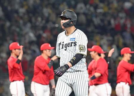　広島に敗れ、引き揚げる大山（撮影・中田匡峻）