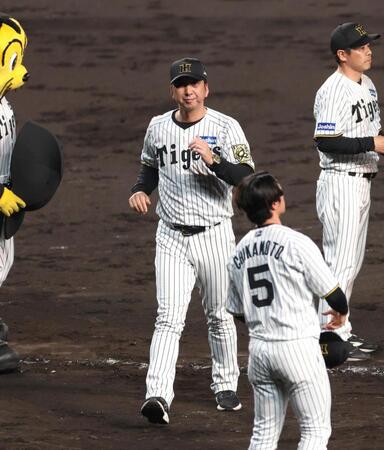 　広島に敗れ、足早に引き揚げる藤川監督（中央）＝撮影・北村雅宏