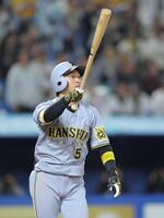 　１１回、右越えに勝ち越し２ランを放つ近本（撮影・西岡正）