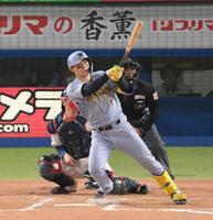 　８回、レフトへ適時二塁打を放つ森下（撮影・伊藤笙子）