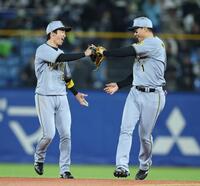 　ヤクルトに勝利し、森下（右）とタッチを交わす近本（撮影・中田匡峻）