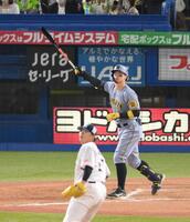 　８回、清水から逆転となる右越え２ランを放つ佐藤輝（撮影・伊藤笙子）