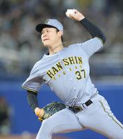 　１０回に登板し力投する及川（撮影・西岡正）