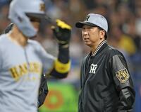 　５回表の攻撃を終え、選手交代を告げる藤川監督。手前は空振り三振に倒れた佐藤輝（撮影・中田匡峻）