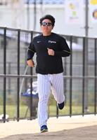 　ダッシュを繰り返す村上（撮影・西田忠信）