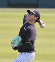 　キャッチボールする村上（撮影・西田忠信）