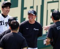 　練習前の円陣で笑顔を見せる村上（中央）＝撮影・山口登