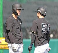 　中野（右）と話す小幡（撮影・中田匡峻）