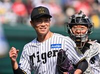 　６回を投げ終え笑顔でベンチに戻る湯浅（左）＝撮影・西田忠信