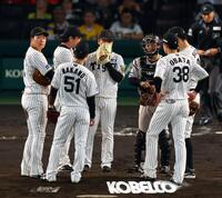 　２回、村上が満塁のピンチを迎え、マウンドに集まる阪神ナイン（撮影・山口登）