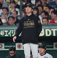 　３回、村上のボークでベンチから出る藤川監督（撮影・田中太一）