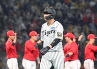 　広島に敗れ、引き揚げる大山（撮影・中田匡峻）