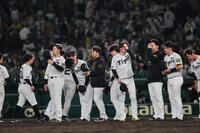 　広島に逆転負けし、あいさつするナイン（撮影・田中太一）