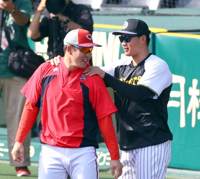 阪神 森下翔太が広島・小園海斗の肩をモミモミ 侍ジャパンでは