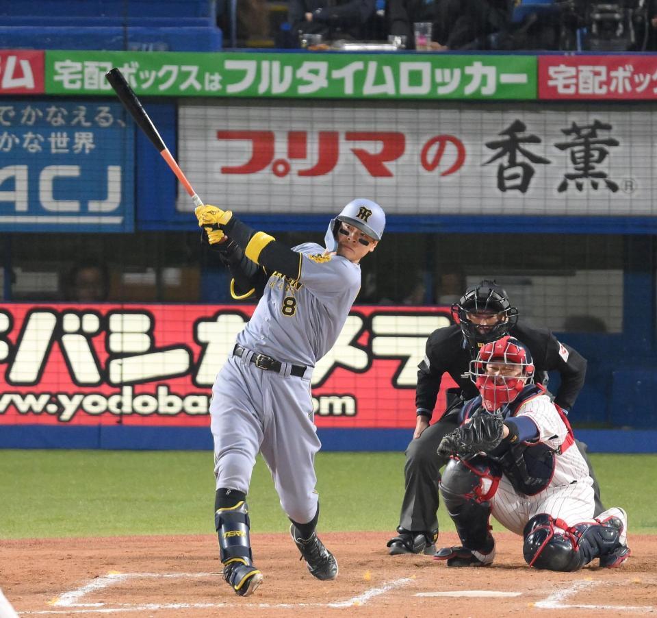 　８回、清水から逆転となる右越え２ランを放つ佐藤輝（撮影・伊藤笙子）