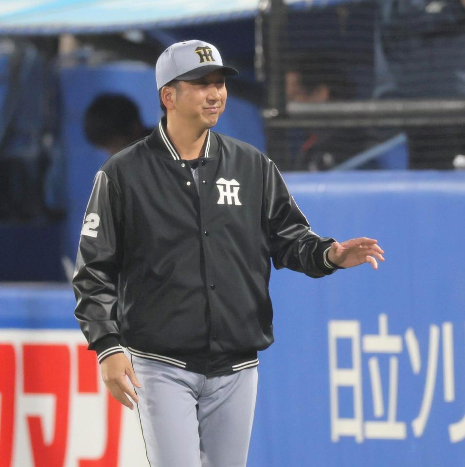 　ファンに手を振りながら球場を引き揚げる藤川監督（撮影・棚橋慶太）