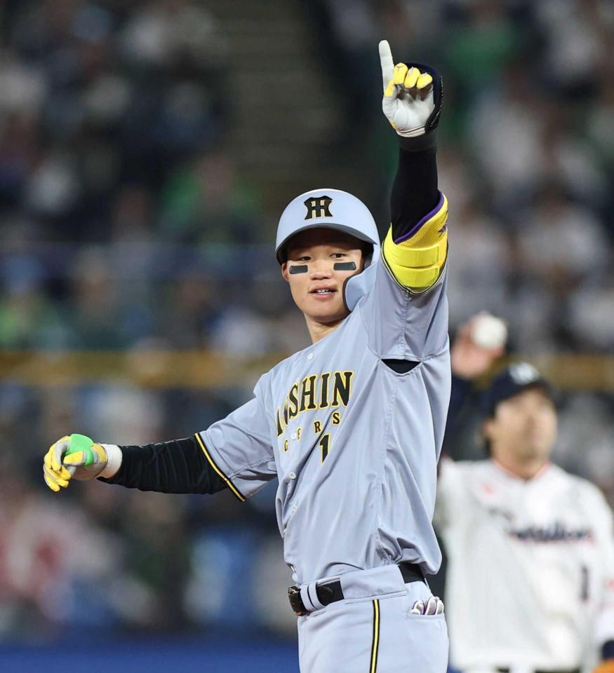 　９回、右中間に適時二塁打を放ち、ベンチに向かってポーズを取る森下（撮影・中田匡峻）