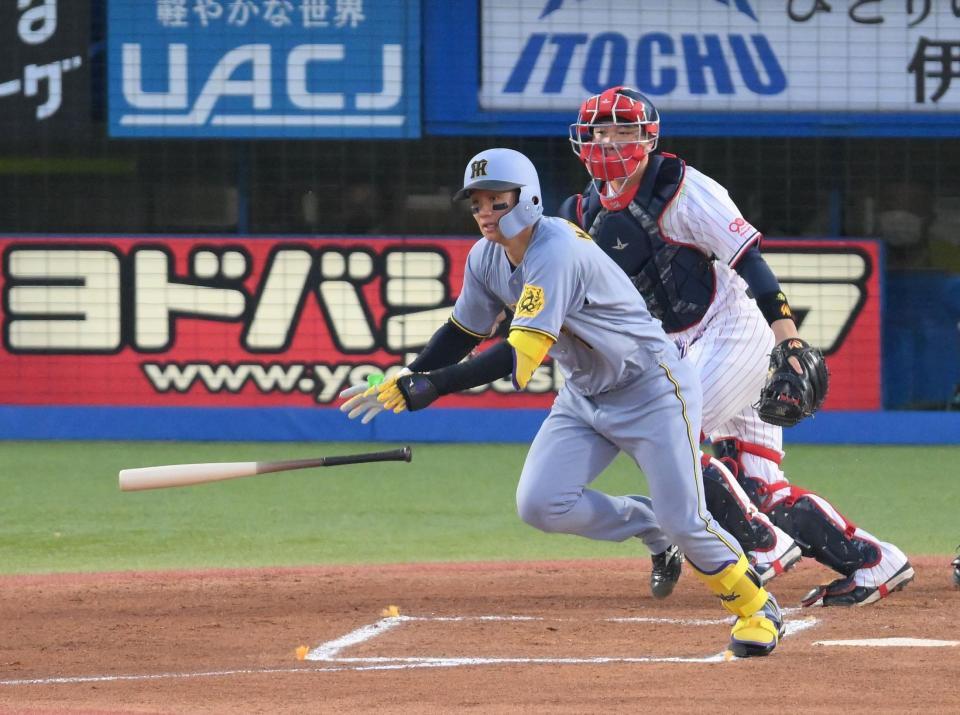 　１回、右前打を放つ森下（撮影・伊藤笙子）