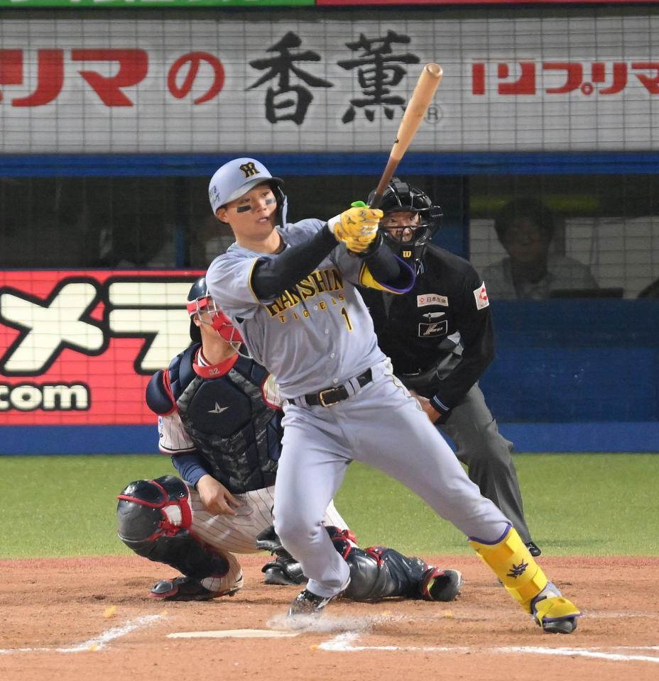 　８回、レフトへ適時二塁打を放つ森下（撮影・伊藤笙子）