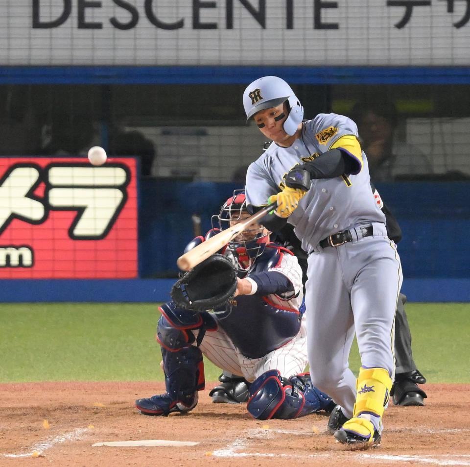 　９回、センターへ適時二塁打を放つ森下（撮影・伊藤笙子）