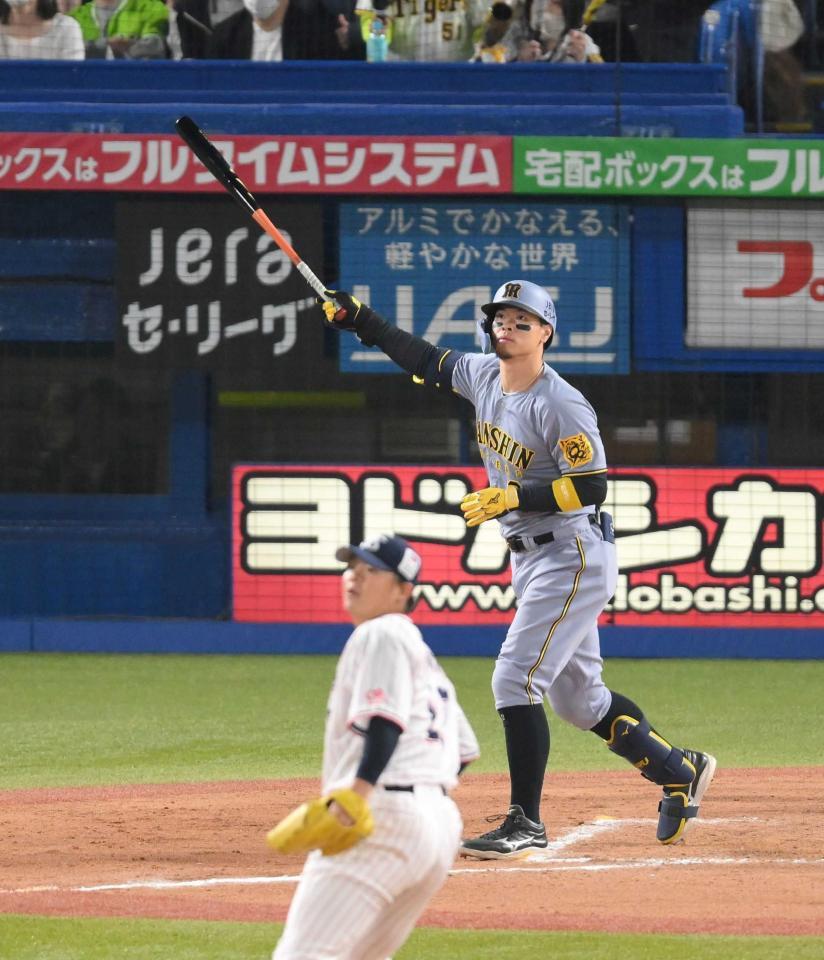 　８回、清水から逆転となる右越え２ランを放つ佐藤輝（撮影・伊藤笙子）