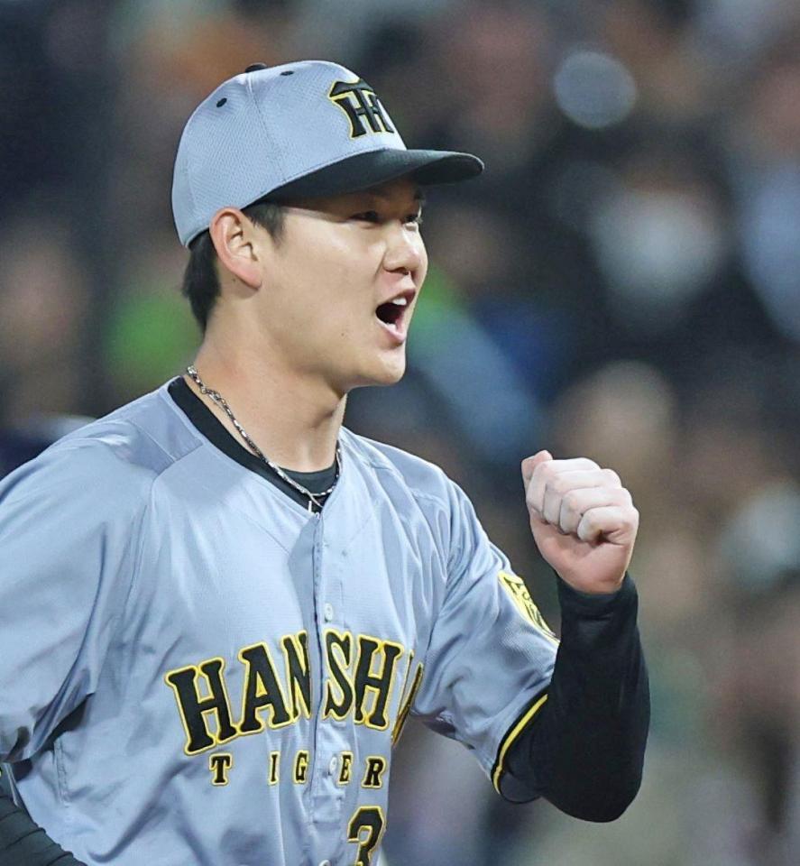 １０回を投げ終え、拳を握る阪神・及川雅貴＝神宮球場（撮影・中田匡峻）